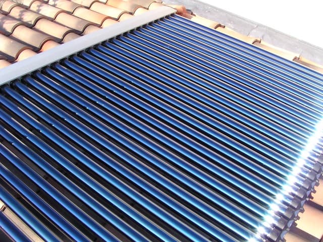 Chauffe-eau solaire (CESI) en 2026 : rentabilité et aides
