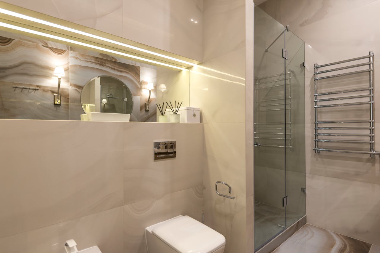 Douche italienne moderne avec paroi vitrée
