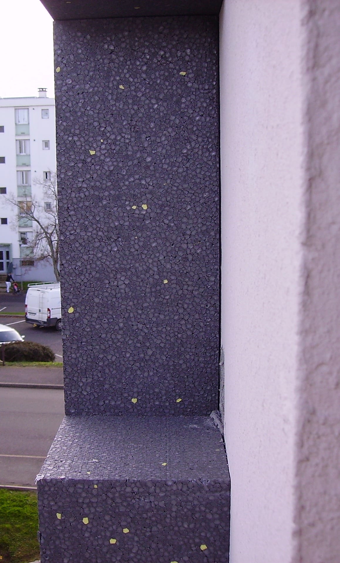Isolation thermique par l'extérieur (ITE) en cours de pose sur une façade