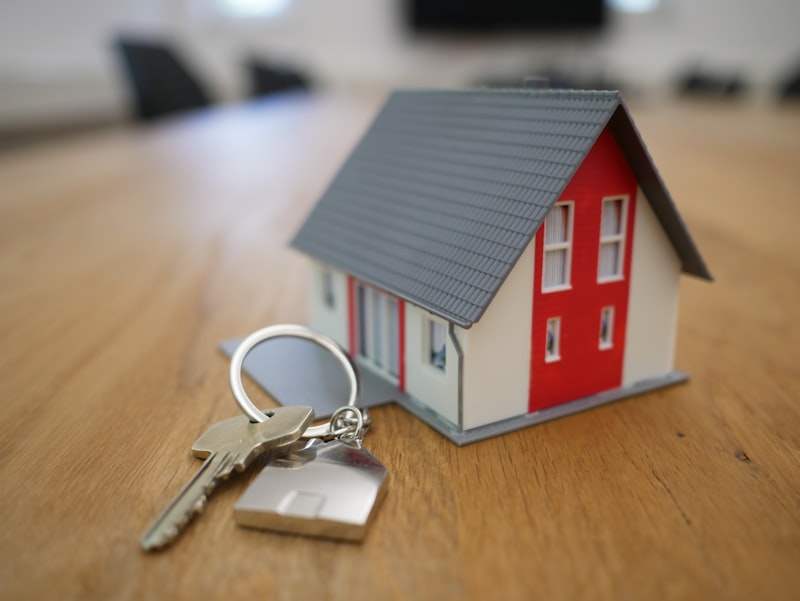 Maison miniature sur billets euros symbolisant le financement immobilier