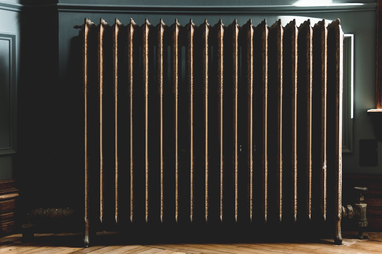 Radiateur à inertie en fonte dans un intérieur élégant