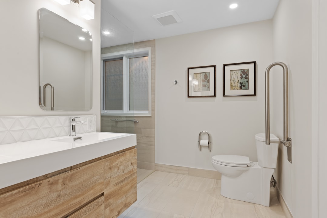 Salle de bain PMR avec équipements de sécurité